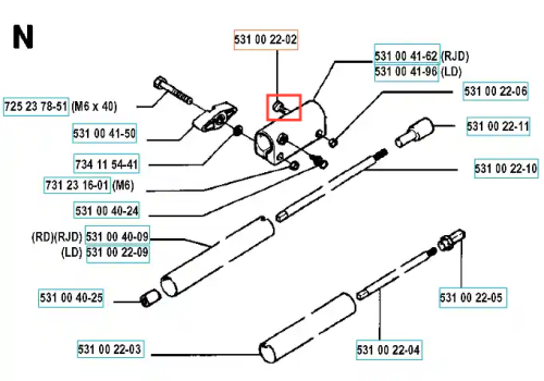 Śruba wykaszarki Husqvarna 125 RD, metaliczna, cylindryczna, numer części 531 00 22-02, na białym tle, poziomo, widoczne detale, do sprzętu ogrodowego.