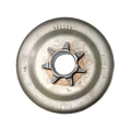 Zespół bębna sprzęgła wykaszarki 125 RJ Husqvarna, metaliczny, okrągły, z napisami OREGON, 108308, MADE IN CANADA, sześcioma gwiazdkowymi wypustkami i centralnym otworem na wałek, mogące mieć ślady użytkowania.
