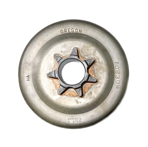 Zespół bębna sprzęgła wykaszarki 125 RJ Husqvarna, metaliczny, okrągły, z napisami OREGON, 108308, MADE IN CANADA, sześcioma gwiazdkowymi wypustkami i centralnym otworem na wałek, mogące mieć ślady użytkowania.