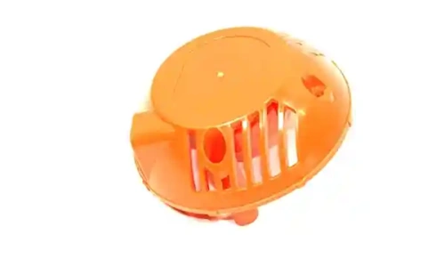 Obudowa wykaszarki 128LX Husqvarna w kolorze pomarańczowym, okrągła, z otworami wentylacyjnymi. Widok z boku, produkt leży na płaskiej powierzchni. Wykonana z tworzywa sztucznego, służy do ochrony silnika, widoczne mocowanie.