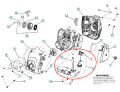 Korek zbiornika do wykaszarki Husqvarna 129R, widoczny z boku, z krótką rurką. Element plastikowy w jasnoszarym kolorze. W zestawie z uszczelką i nakrętką. Kształt prostokątny z zaokrąglonymi krawędziami, bez wyraźnych napisów lub logo.