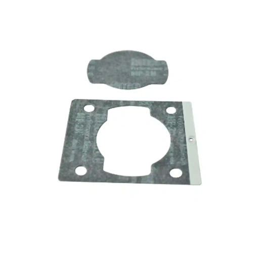 Uszczelka wykaszarki 129R Husqvarna w kolorze szarym, wykonana z materiału teksturowanego. Zestaw składa się z dwóch elementów: większa uszczelka z otworem i mniejsza, owalna. Widoczne cztery otwory mocujące w prostokątnym kształcie.