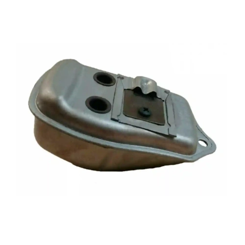 Zestaw tłumika wykaszarki 129R Husqvarna, metalowy, w kolorze srebrnym, z dwoma otworami po bokach i mocowaniem na górze, uchylony pod kątem, na białym tle. Widoczne szczegóły konstrukcji i otwory montażowe.