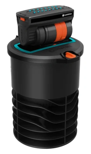 Zraszacz wynurzalny wahadłowy OS 140 w kolorze czarnym z pomarańczowymi akcentami. Produkt widoczny od góry, w pozycji zamontowanej. Okrągła podstawa z żebrowaniem oraz głowica z wieloma otworami do nawadniania. Prosty, nowoczesny design.