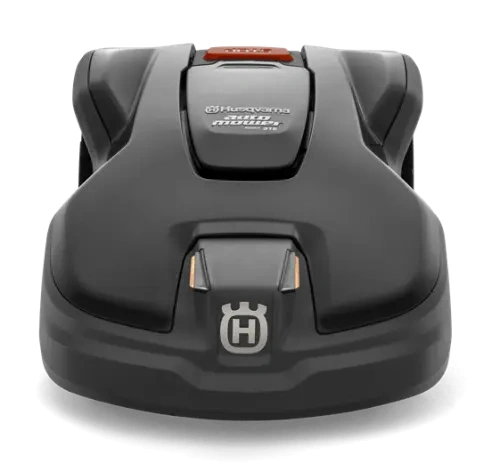 Robot koszący Husqvarna Automower® 315 Mark II w kolorze ciemnoszarym. Ujęcie frontalne, widoczne logo Husqvarna na przedzie. Produkt ma opływowy kształt z wyraźnymi liniami i pomarańczowym przyciskiem na górze. Wymiary nieokreślone w zdjęciu.