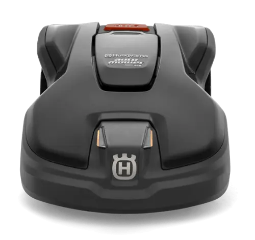 Robot koszący Husqvarna Automower® 315 Mark II w kolorze ciemnoszarym. Ujęcie frontalne, widoczne logo Husqvarna na przedzie. Produkt ma opływowy kształt z wyraźnymi liniami i pomarańczowym przyciskiem na górze. Wymiary nieokreślone w zdjęciu.