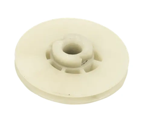 Koło rozrusznika dmuchawy 356BTx Husqvarna w kolorze białym, okrągłe, z centralnym otworem. Widoczne w zagłębieniu wycięcia, materiał plastikowy. Produkt leży na prostym tle, z widokiem frontalnym, ukazującym gładką powierzchnię.