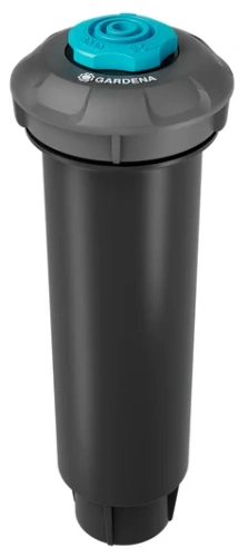 Zraszacz wynurzalny SD80 osadzony w pozycji pionowej. Wierzch wykonany z szarego tworzywa z niebieską pokrywą, logo Gardena widoczne na górze. Produkt ma cylindryczny kształt i jest przeznaczony do automatycznego nawadniania ogrodów. Tło jednolite.