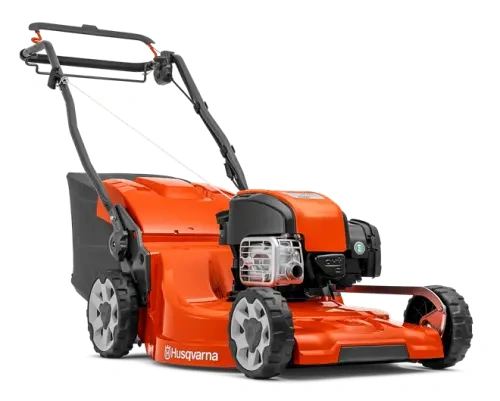 Kosiarka spalinowa LC 353V Husqvarna, pomarańczowa z czarnymi detalami, widok z boku. Silnik z przodu, miejsce na zbiornik, dwa duże koła, regulowane uchwyty i logo Husqvarna na obudowie.