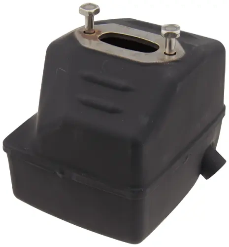 Tłumik pilarki Husqvarna 394XP, 395XP w czarnym kolorze z metalową klapą u góry. Produkt widoczny na tle białym, leży na boku. W widocznym miejscu dwa metalowe mocowania. Kształt prostokątny, z wyraźnymi liniami i fakturą.