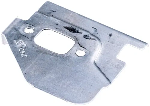 Deflektor ciepła do pilarki Husqvarna 135, 435 wykonany z metalu, w kolorze srebrnym. Element ma prostokątny kształt z wycięciem i otworami montażowymi. Widoczna struktura materiału oraz logo na powierzchni. Produkt leży na jednolitym tle.