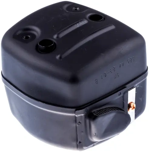 Tłumik pilarki Husqvarna 385, 385XP, 390XP, wykonany z czarnego metalu, kwadratowy kształt, widoczne otwory montażowe oraz przycisk regulacyjny. Ujęcie frontalne, produkt leży na gładkim tle.