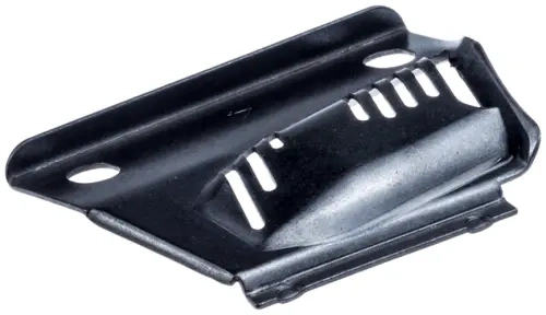 Nakładka tłumika pilarki Husqvarna 40, 45 w kolorze czarnym, wykonana z metalu, o matowej powierzchni. Widoczny detal perforacji, otwory montażowe. Produkt leżący, ukazany z boku, na jednolitym tle.