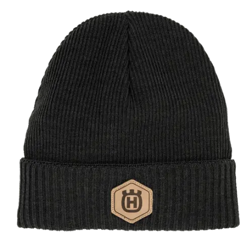 Czapka beanie Xplorer zimowa w kolorze czarnym, wykonana z prążkowanego materiału. Złożona, z widocznym skórzanym logo w kształcie hexagonu z boku. Zdjęcie przedstawia czapkę z przodu, na jednolitym tle.