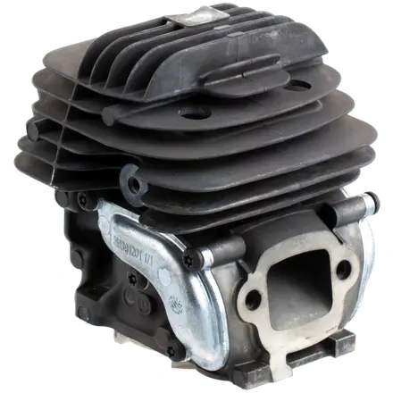 Cylinder pilarki Husqvarna 545 Mark II w kolorze czarnym z metalowym mocowaniem. Ukazany z boku, w zbliżeniu na detale. Widoczne jest logo producenta oraz wyraźne otwory montażowe, co podkreśla jego funkcjonalność.