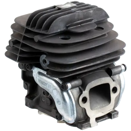 Cylinder pilarki Husqvarna 545 Mark II w kolorze czarnym z metalowym mocowaniem. Ukazany z boku, w zbliżeniu na detale. Widoczne jest logo producenta oraz wyraźne otwory montażowe, co podkreśla jego funkcjonalność.
