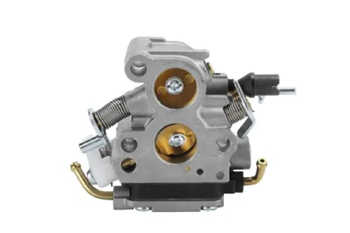 Gaźnik do piły Husqvarna 435 i 440, widok z boku, metalowy, z elementami w kolorze srebrnym i złotym. Widać mocowania oraz przewody, bez dodatkowych dekoracji. Produkt ukazany na jednolitym tle.
