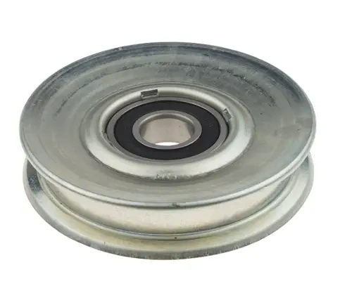 Koło pasowe do riderów R316T/R318 Husqvarna, metaliczne, okrągłe, o średnicy około 10 cm. Wyraźne otwory w centrum, czarny łożysko. Zbliżenie, leżący na jednolitym tle, umożliwiającym ukazanie szczegółów konstrukcji.