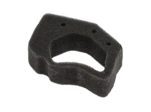 Filtr powietrza w kształcie sześciokąta, wykonany z czarnej gąbki, z dwoma otworami. Lekko teksturowana powierzchnia, umieszczona na białym tle. Element przeznaczony do nożyc Husqvarna 324HDA55 i podkaszarki 324L.