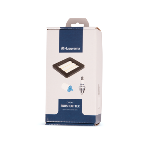 Zestaw serwisowy Husqvarna do wykaszarek w kartonowym opakowaniu z logo i napisem CARE KIT BRUSHCUTTER, na białym tle z niebieskimi akcentami. Zawiera elementy do konserwacji urządzenia.