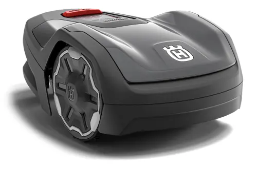 Automower® Aspire R4 - robot koszący w kolorze czarnym, z ergonomiczną konstrukcją. Ujęcie z boku, pokazujące logo i detal na kole. Widoczne przyciski i gładka, matowa faktura obudowy. Produkt leżący na płaskiej powierzchni.