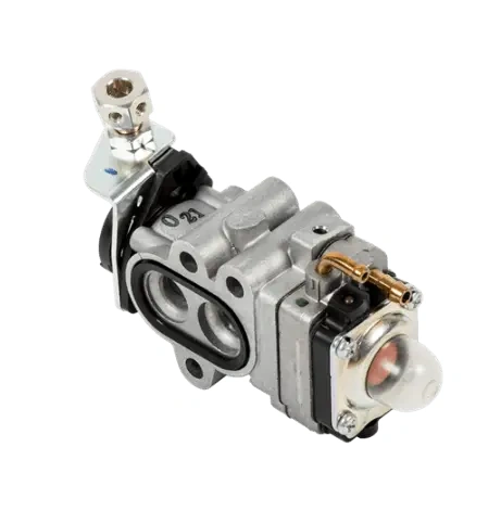 Gaźnik nożyc Husqvarna 226HD60S/226HD75S o metalowej strukturze, z widocznymi otworami montażowymi, szczelnie zamontowanymi uszczelkami i przewodem paliwowym. Ujęcie z boku, ukazuje detale konstrukcji oraz umiejscowienie wlotów i wylotów.