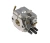 Gaźnik nożyc 323HD60/325HD60 Husqvarna, metalowy, w kolorze srebrnym, o prostokątnym kształcie, z widocznymi rurkami i zaworami. Produkt pokazany z boku w zbliżeniu, ukazuje szczegóły konstrukcji oraz trzy śruby mocujące.