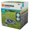 Regulator i zawór zamykający Gardena w kolorze niebieskim i szarym, umieszczony w prostokątnym pudełku z grafiką na zielonym tle. Widoczny napis Water on/off oraz ikonki z oznaczeniem funkcji. Pudełko prezentuje produkt z perspektywy frontalnej.