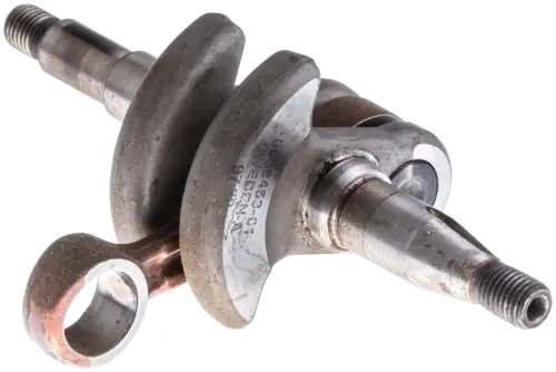 Wał korbowy pilarki Husqvarna 333, 335XPT w metalicznym wykończeniu, z widocznymi rowkami i połączeniami. Ujęcie z boku, pokazujące detale mocowania oraz dwa krzyżaki. Element w użyciu, przystosowany do pracy w narzędziach ogrodniczych.