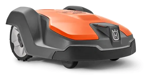 Robot koszący Husqvarna Automower 520, pomarańczowy z szaro-czarnymi elementami, na prostopadłym tle. Widok z boku ukazuje zaokrągloną bryłę i logo na przedniej części, bez dodatkowych detali.