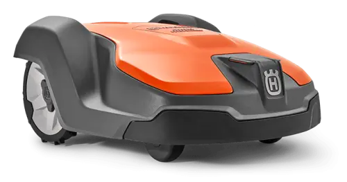 Robot koszący Husqvarna Automower 520, pomarańczowy z szaro-czarnymi elementami, na prostopadłym tle. Widok z boku ukazuje zaokrągloną bryłę i logo na przedniej części, bez dodatkowych detali.