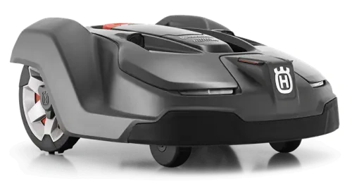 Robot koszący Husqvarna Automower® 450X w kolorze ciemnoszarym z detalami w czerwieni. Ujęcie frontalne, produkt na równej powierzchni, widać logo Husqvarna. Wyraźne, gładkie powierzchnie obudowy, z przodu widoczne lampy i przyciski sterujące.