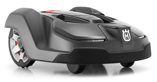 Robot koszący Husqvarna Automower® 450X w kolorze ciemnoszarym z detalami w czerwieni. Ujęcie frontalne, produkt na równej powierzchni, widać logo Husqvarna. Wyraźne, gładkie powierzchnie obudowy, z przodu widoczne lampy i przyciski sterujące.