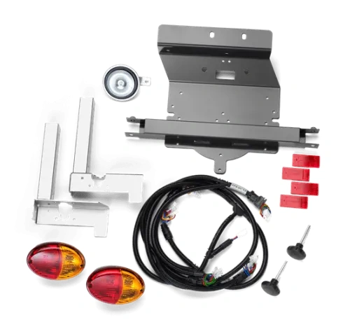 Zestaw tylnych świateł pozycyjnych i kierunkowskazów do Husqvarna rider P525D, zawiera dwa okrągłe lampy z pomarańczowymi soczewkami, wiązkę kabli, metalowe uchwyty i wsporniki, czarno-srebrne, na jednolitym tle.