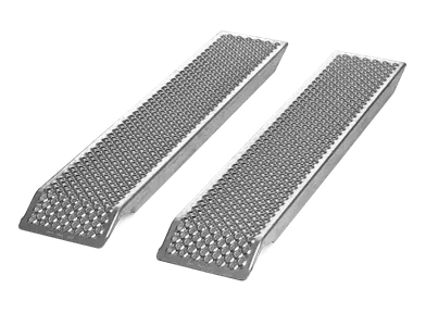 Rampy załadunkowe Husqvarna 200x26x6 cm, metaliczne, antypoślizgowe, ułożone poziomo, stabilne zakończenia, nośne, idealne do transportu i podjazdów.
