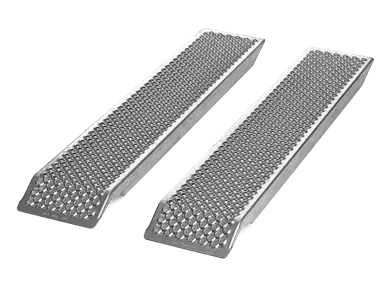 Rampy załadunkowe Husqvarna 200x26x6 cm, metaliczne, antypoślizgowe, ułożone poziomo, stabilne zakończenia, nośne, idealne do transportu i podjazdów.