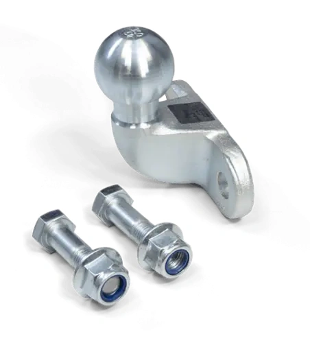 Hak kulowy do riderów P524X/P525D Husqvarna w kolorze srebrnym, wykonany z metalu, z kulą o gładkiej powierzchni. Zestaw zawiera dwa mocowania. Produkt widoczny z boku, w układzie leżącym na czarnym tle.