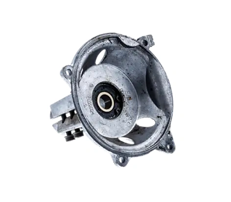 Osłona sprzęgła do wykaszarki Husqvarna 232R/235R, metalowa, okrągła, gładka, z centralnym otworem na oś. Widok z boku, pokazujący detale konstrukcji oraz miejsce mocowania. Produkt w kolorze szarym, z widocznymi śladami użytkowania.