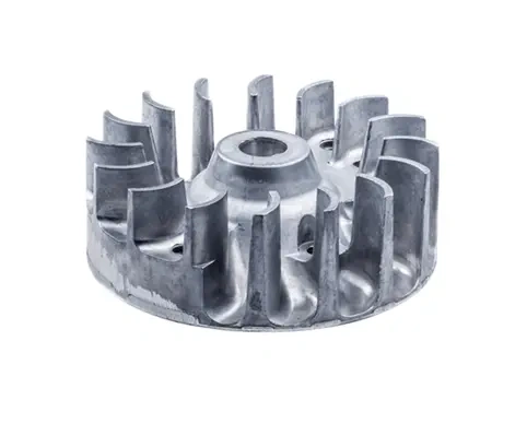 Koło zamachowe nożyc Husqvarna 323HD60/325HD60, metalowe, szare, okrągłe z profilowanymi żeberkami, z widocznym otworem centralnym. Nowe, na białym tle, widok z boku ukazujący detale konstrukcji.