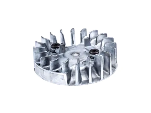 Koło zamachowe do wykaszarki Husqvarna 545RX/345RX/343R, wykonane z metalu, o okrągłym kształcie z wyraźnymi żeberkami. Widoczne otwory na mocowanie, z bliska ukazujące detale konstrukcyjne. Ułożone poziomo na ciemnym tle.