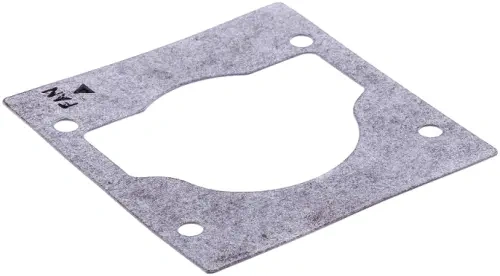 Uszczelka cylindra dmuchawy Husqvarna 150BF/350BF w kolorze szarym. Detal w postaci prostokąta z wycięciem w środku, cztery otwory mocujące. Zbliżenie na fakturę papieru uszczelniającego, leżąca na gładkiej powierzchni.