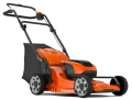 Kosiarka akumulatorowa LC142i Husqvarna w kolorze pomarańczowym z czarnymi akcentami. Widok z boku, produkt rozłożony, z dużymi, sześciokątnymi kołami. Posiada ergonomiczną rączkę i torbę na trawę. Brak akumulatora i ładowarki.