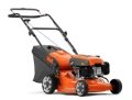 Pomarańczowa kosiarka spalinowa Husqvarna LC 140P z metalowym silnikiem, ergonomiczną rączką, pojemnym zbiornikiem na trawę i stabilnymi kółkami z bieżnikiem na czarnym tle.