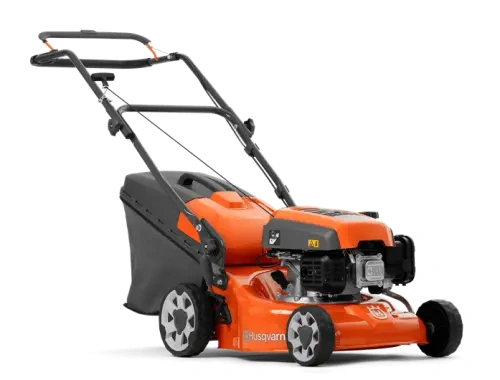 Pomarańczowa kosiarka spalinowa Husqvarna LC 140P z metalowym silnikiem, ergonomiczną rączką, pojemnym zbiornikiem na trawę i stabilnymi kółkami z bieżnikiem na czarnym tle.