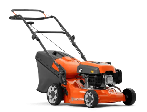 Pomarańczowa kosiarka spalinowa Husqvarna LC 140P z metalowym silnikiem, ergonomiczną rączką, pojemnym zbiornikiem na trawę i stabilnymi kółkami z bieżnikiem na czarnym tle.