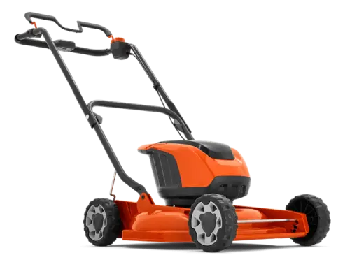Kosiarka akumulatorowa Husqvarna LB146i w pomarańczowym kolorze. Ujęcie z boku, stojąca, z ergonomicznie wyprofilowaną rękojeścią. Widoczne koła i obudowa z tworzywa. Tło neutralne, co podkreśla detale produktu.
