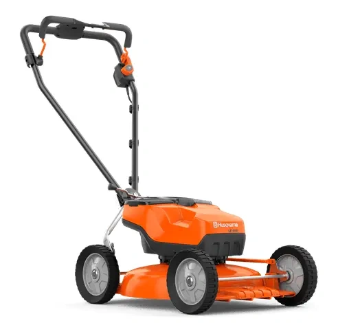 Kosiarka akumulatorowa LB448i Husqvarna w kolorze pomarańczowym z czarnymi detalami, ustawiona na boku. Widoczny uchwyt regulowany w górnej części oraz kółka. Na obudowie logo Husqvarna. Zbliżenie na niskoprofilową konstrukcję.