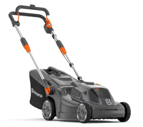 Kosiarka HUSQVARNA Aspire™ LC34-P4A w kolorze szarym z pomarańczowymi akcentami. Ujęcie z boku, stojąca, z wysuniętymi kółkami. Widoczne uchwyty do regulacji wysokości i logo HUSQVARNA. Prosta, ergonomiczna konstrukcja, idealna do ogrodu.