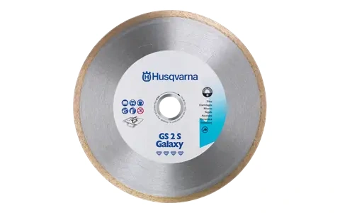 Tarcza diamentowa Husqvarna GS2S fi 230x25,4mm w kolorze srebrnym z centralnym kwadratowym otworem. Na powierzchni widoczny napis GS 2 S Galaxy oraz symbole. Produkt w ułożeniu poziomym, na białym tle.