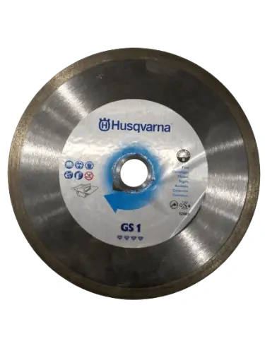 Tarcza diamentowa Husqvarna GS1 o średnicy 230 mm, z centralnym otworem 25,4 mm. Wyposażona w metalowy rdzeń oraz widoczne oznaczenia producenta i symboli użytkowania, na gładkiej, srebrzystej powierzchni. Ujęcie frontalne na jednolitym tle.